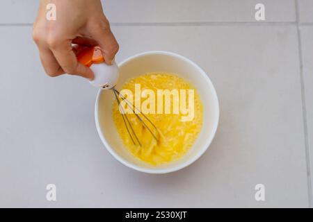 Œufs de poule faits maison préparés dans la casserole pour un petit déjeuner sain, de près Banque D'Images