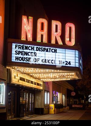 Norfolk Virginie - 20 novembre 2021 : le théâtre Naro la nuit avec des néons dans le quartier de Gand à Norfolk Virginie Banque D'Images