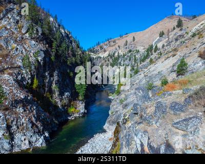 Vallée rocheuse avec la rivière Payette au fond de la gorge Banque D'Images