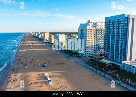 Vue aérienne du front de mer de Virginia Beach regardant vers le sud au coucher du soleil Banque D'Images