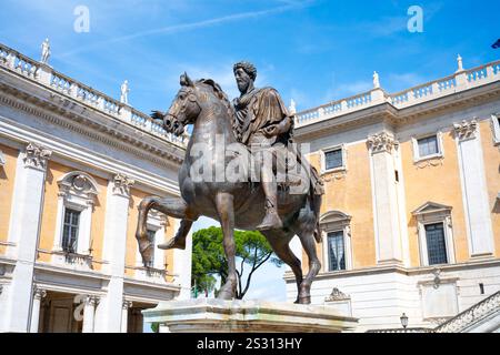 La majestueuse statue équestre de Marc Aurèle se dresse bien en vue sur la colline du Capitole, mettant en valeur l'art et l'histoire romains dans un ciel bleu clair. Banque D'Images