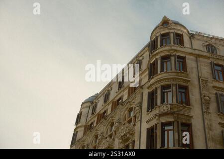 Istanbul, turkiye - 1er décembre 2024 : un bâtiment historique orné de plusieurs étages et de multiples fenêtres présentant le patrimoine architectural de la ville Banque D'Images