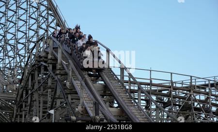 Les jeunes s'amusent sur la colline de temps d'antenne intense des célèbres montagnes russes en bois 'Colossos' du fabricant 'Intamin' au parc à thème 'Heide Park' Banque D'Images