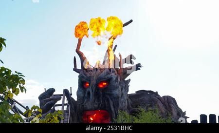 Un monstre cracheur de feu déchire une partie de la piste des montagnes russes en bois intenses « Colossos » au parc à thème « Heide Park » Banque D'Images