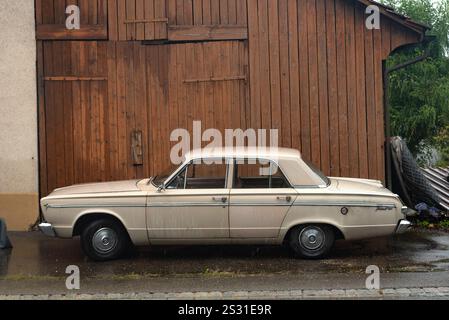 Chutes du Rhin, Suisse. 26 septembre 2024 Plymouth Valiant 200 berline à quatre portes, une automobile fabriquée par Chrysler Company. Un populaire Banque D'Images