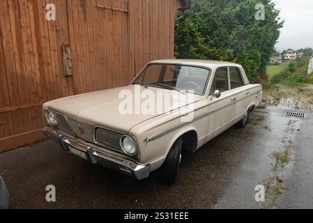 Chutes du Rhin, Suisse. 26 septembre 2024 Plymouth Valiant 200 berline à quatre portes, une automobile fabriquée par Chrysler Company. Un populaire Banque D'Images