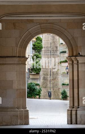 Belle Arche menant à l'escalier sur la place principale Praza de Maria Pita à Coruna, Galice, Espagne Banque D'Images