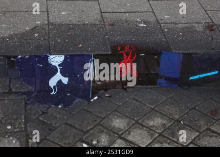 Tottenham v Liverpool écran LCD reflet dans une flaque sur High Road à partir du Tottenham Hotspur Stadium pendant la demi-finale de la Carabao Cup First Leg Tottenham Hotspur vs Liverpool au Tottenham Hotspur Stadium, Londres, Royaume-Uni, 8 janvier 2025 (photo par Mark Cosgrove/News images) Banque D'Images