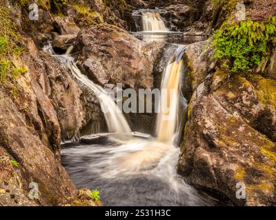Pecca Twin Falls sur la rivière Twiss, partie de la piste des chutes d'eau d'Ingleton dans le parc national des Yorkshire Dales, North Yorkshire. Banque D'Images