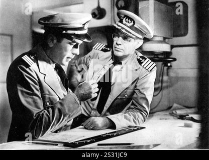 ACTION DANS L'ATLANTIQUE NORD HUMPHREY BOGART, RAYMOND MASSEY PHOTO DES ARCHIVES DE LA SUBVENTION RONALD À TRAVERS LE PACIFIQUE HUMPHREY BOGART GAUCHE date : 1942 Banque D'Images