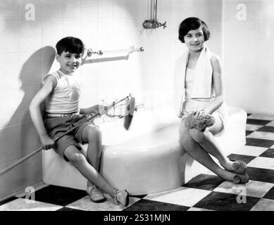 ROSES ROUGE FONCÉ JACK ET JILL CLAYTON date : 1929 Banque D'Images