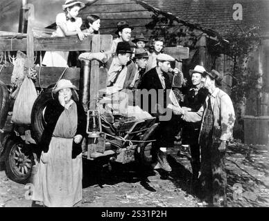 LES RAISINS DE COLÈRE en dessous des enfants : FRANK SULLY, EDDIE QUILLAN, Doris BOWDON en dessous d'eux assis : RUSSELL SIMPSON, CHARLEY GRAPEWIN, HENRY FONDA en dessous d'eux debout : OZ WHITEHEAD, JOHN CARRADINE gauche en premier plan : JANE DARWELL date : 1940 Banque D'Images