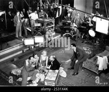 LA FAMILLE ROYALE DU DIRECTEUR DE BROADWAY GEORGE CUKOR SUR LE CANAPÉ AVEC FREDRIC MARCH, MARY BRIAN, INA CLAIRE ET date : 1930 Banque D'Images