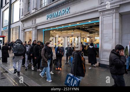 Acheteurs et visiteurs sur Oxford Street devant Primark le 1er décembre 2024 à Londres, Royaume-Uni. Oxford Street est un grand centre commercial dans le West End de la capitale et est la rue commerçante la plus fréquentée d'Europe avec environ un demi-million de visiteurs quotidiens dans ses quelque 300 magasins, dont la majorité sont des magasins de mode et de vêtements de grande rue. Banque D'Images