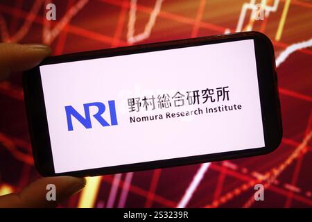 Dans cette illustration photo, le logo de la société Nomura Research Institute est affiché sur un écran de smartphone. Banque D'Images