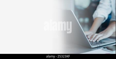 Espace libre pour le texte et la publicité, il tape et analyse le document en même temps, femme d'affaires travaillant sur ordinateur portable, personne tapant sur lapt Banque D'Images