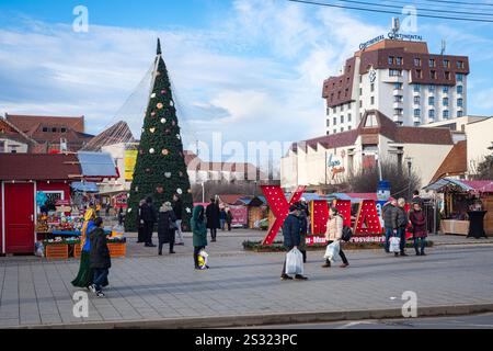 Marché de Noël au Théâtre Plaza dans le centre de la ville de Târgu Mureş en Transylvanie, Roumanie. Banque D'Images