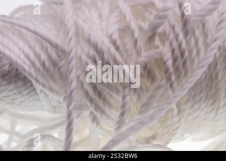 Bobine de fil de coton blanc vers le haut des enchevêtrements rapprochés. Photo de haute qualité Banque D'Images