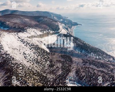 Paysage côtier hivernal pittoresque avec canyon, neige et forêt méditerranéenne. Vue drone Banque D'Images