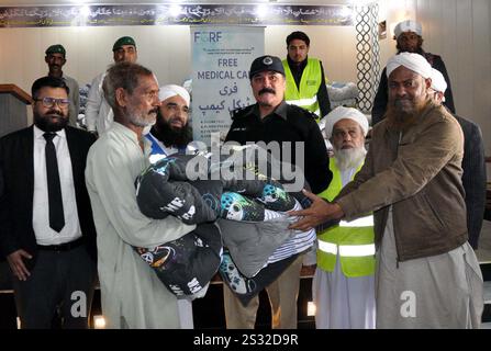 Des châles et des couvertures chauds sont distribués aux prisonniers lors du camp médical gratuit organisé par la Faizan Global relief Foundation (FGRF), à la prison centrale de Hyderabad le mercredi 8 janvier 2025. Banque D'Images
