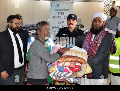 Des châles et des couvertures chauds sont distribués aux prisonniers lors du camp médical gratuit organisé par la Faizan Global relief Foundation (FGRF), à la prison centrale de Hyderabad le mercredi 8 janvier 2025. Banque D'Images