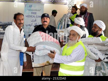 Des châles et des couvertures chauds sont distribués aux prisonniers lors du camp médical gratuit organisé par la Faizan Global relief Foundation (FGRF), à la prison centrale de Hyderabad le mercredi 8 janvier 2025. Banque D'Images