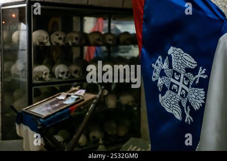 Drapeau serbe avec des crânes dans une église souterraine à Krupanj, Serbie. Photo de haute qualité Banque D'Images