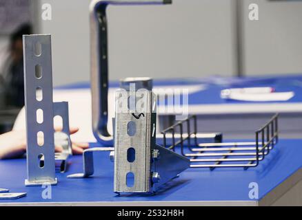 Profilés métalliques et systèmes de fixation pour le cheminement de câbles Banque D'Images