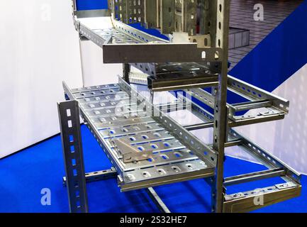 Profilés métalliques et systèmes de fixation pour le cheminement de câbles Banque D'Images