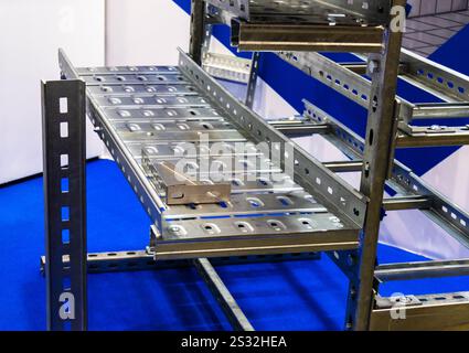 Profilés métalliques et systèmes de fixation pour le cheminement de câbles Banque D'Images