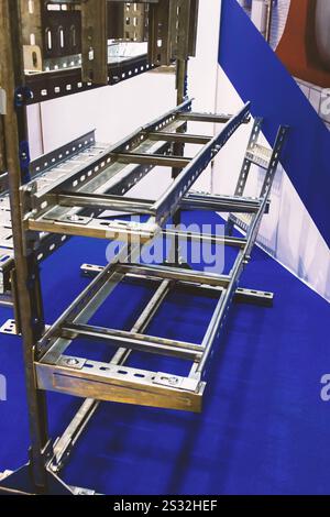 Profilés métalliques et systèmes de fixation pour le cheminement de câbles Banque D'Images