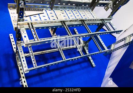 Profilés métalliques et systèmes de fixation pour le cheminement de câbles Banque D'Images