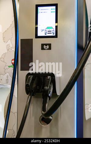 Station électrique de recharge de voiture avec option de paiement sans contact Banque D'Images