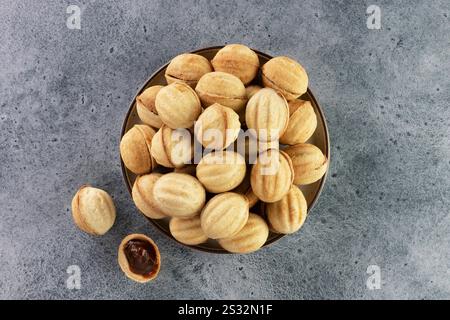 Biscuits russes noix ou Oreshki en forme de noix avec du lait condensé bouilli. Cuisine russe, desserts. Banque D'Images