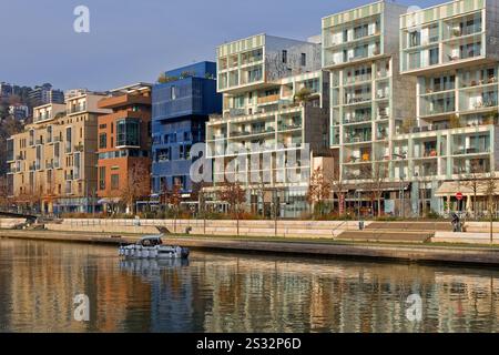 LYON, 17 décembre 2024 : Confluence est le nouveau secteur à l'extrémité sud de la ville. Le quartier subit de profonds changements dans le but de DO Banque D'Images
