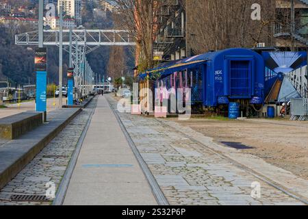 LYON, 17 décembre 2024 : Confluence est le nouveau secteur à l'extrémité sud de la ville. Le quartier subit de profonds changements dans le but de DO Banque D'Images