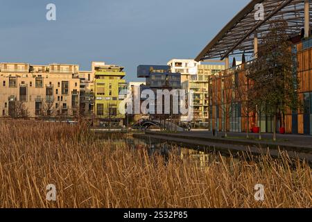 LYON, 17 décembre 2024 : Confluence est le nouveau secteur à l'extrémité sud de la ville. Le quartier subit de profonds changements dans le but de DO Banque D'Images