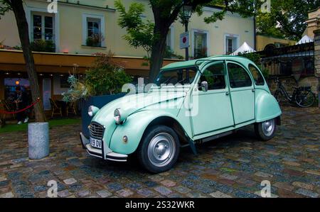 Citroën 2CV voiture à la place de Jean Marais, Montmatre, Paris, France Banque D'Images