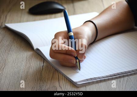 Gros plan d'une écriture manuscrite dans un cahier. Banque D'Images