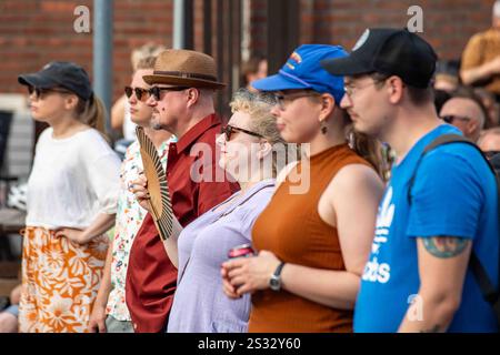 Spectateurs observant le spectacle au Teurastamo à Helsinki, Finlande Banque D'Images