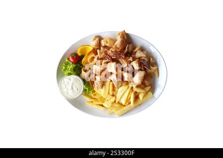Une assiette de calamars frits, servis avec des frites et un accompagnement de sauce trempette. Banque D'Images