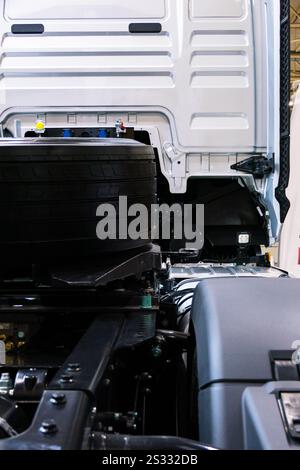 Arrière d'un camion sans remorque avec roue de secours Banque D'Images