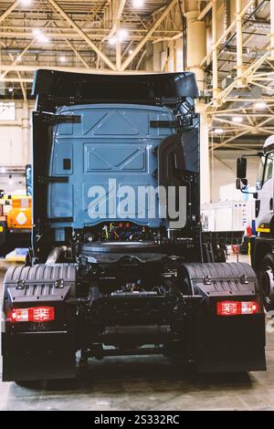 Arrière d'un camion sans remorque avec roue de secours Banque D'Images