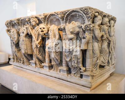Sarcophage avec les muses, de la collection Mattei de Villa Celimontana. Il était situé près de San Paolo hors des murs au 15ème siècle - 280-290 CD - Musée National Romain dans Palazzo Massimo alle terme - Rome, Italie Banque D'Images
