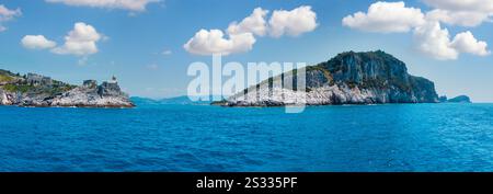 Beau pêcheur de la ville de Portovenere (Site du patrimoine de l'UNESCO) vue de mer (près de Cinque Terre, Ligurie, Italie). Forteresse Castello Doria et Banque D'Images