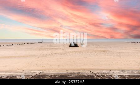 Plage de sable de Romney Marsh, près de Folkestone, en Angleterre, un jour d'hiver Banque D'Images