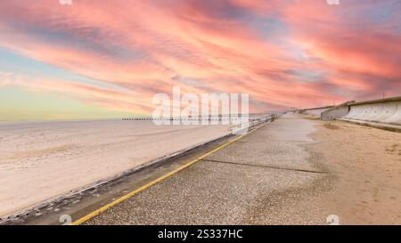 Plage de sable de Romney Marsh, près de Folkestone, en Angleterre, un jour d'hiver Banque D'Images