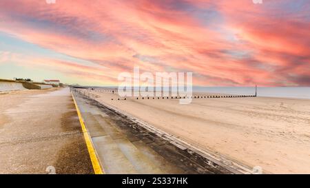 Plage de sable de Romney Marsh, près de Folkestone, en Angleterre, un jour d'hiver Banque D'Images