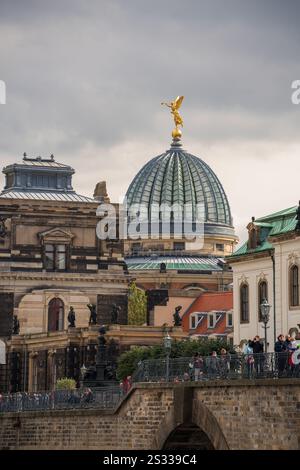 Dresde. Saxe. Allemagne. 11.10.2020. De nombreux touristes apprécient l'atmosphère historique sur Bruhl Terrace à Dresde. En arrière-plan est majestueux dôme de l'Académie Banque D'Images