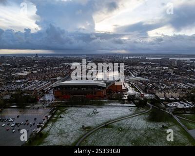 Photographie aérienne du stade Anfield à Liverpool, Angleterre, Royaume-Uni. Banque D'Images